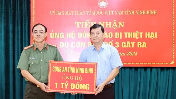 Công an tỉnh Ninh Bình trao tiền ủng hộ đồng bào bị thiệt hại do bão
