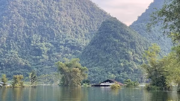 Cao Bằng: Xóm núi ngập sâu, nhiều ngôi nhà vẫn chìm trong biển nước