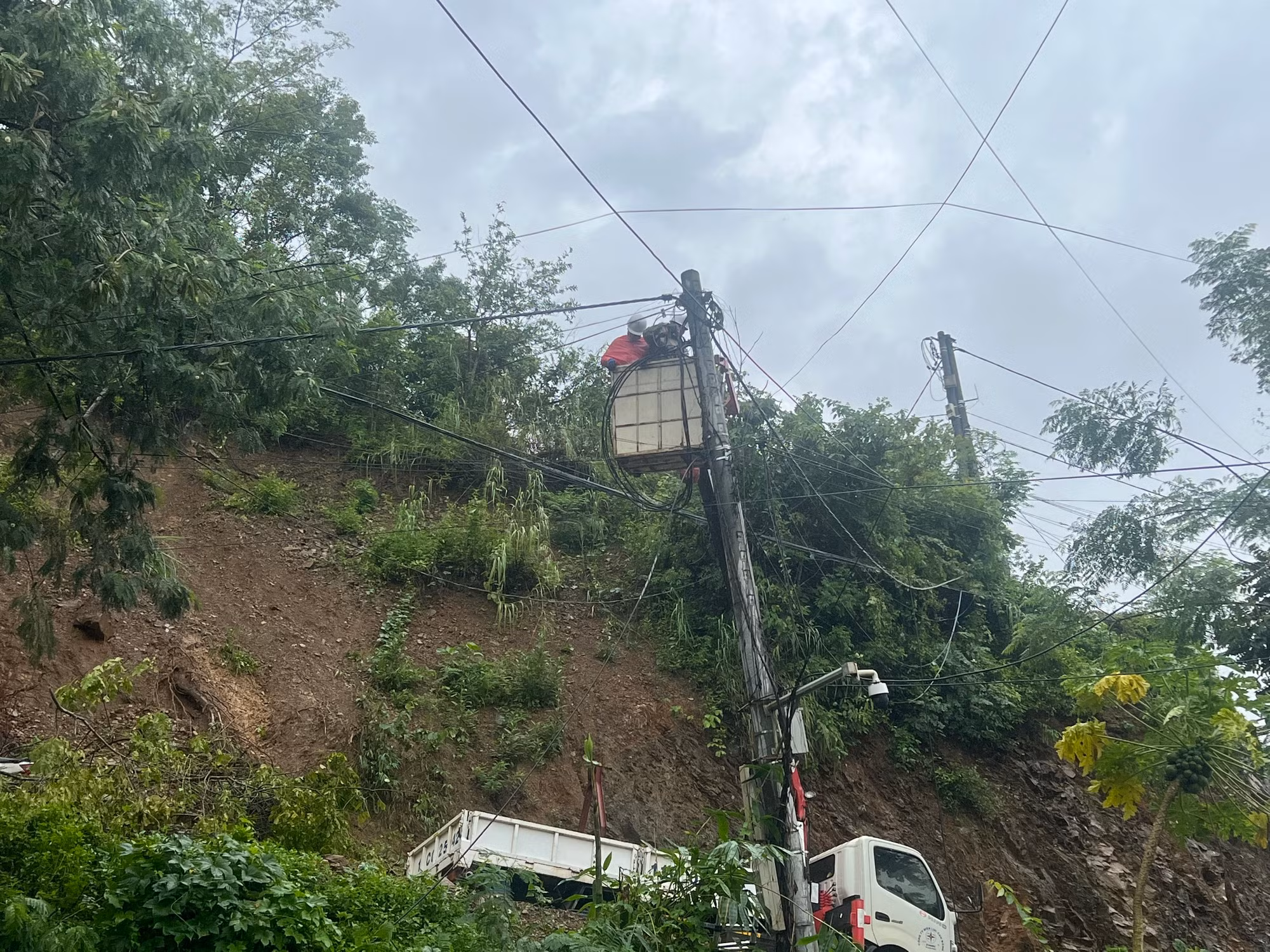 Mưa lũ gây thiệt hại nặng hệ thống điện 6 tỉnh miền Bắc ảnh 1 Mưa lũ gây thiết hại nặng hệ thống điện 6 tỉnh miền Bắc -0
