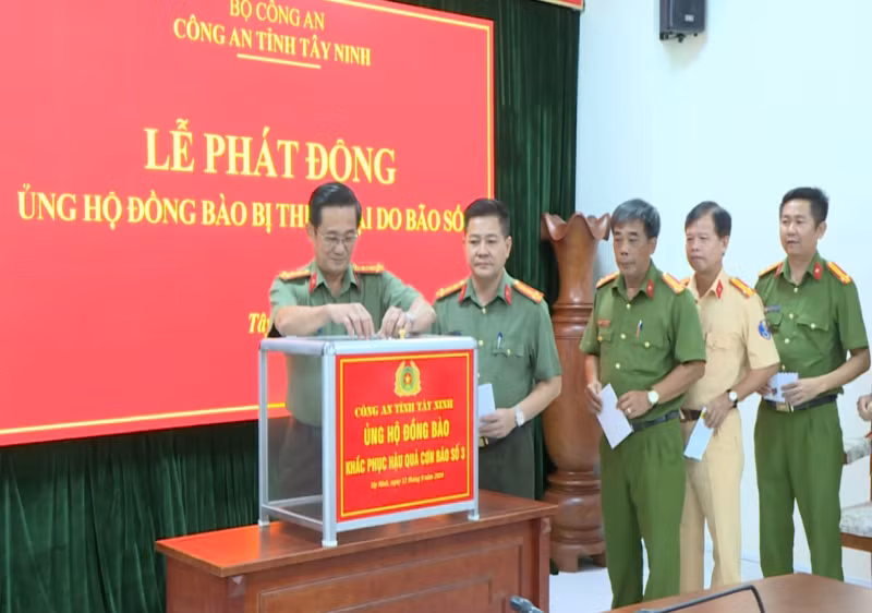 Công an các đơn vị, địa phương quyên góp, ủng hộ người dân bị thiệt hại bởi bão, lũ -0
