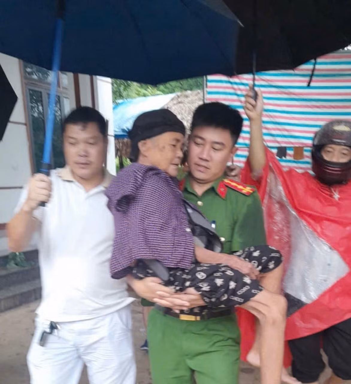 Giám đốc Công an tỉnh Tuyên Quang ngồi xuồng máy trực tiếp đi kiểm tra công tác phòng chống bão -0