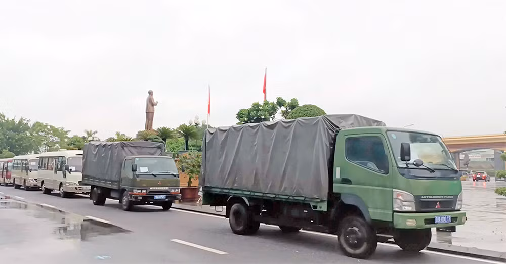 Sáng ngời hình ảnh Công an Nam Định chạy đua với nước lũ giúp dân -0