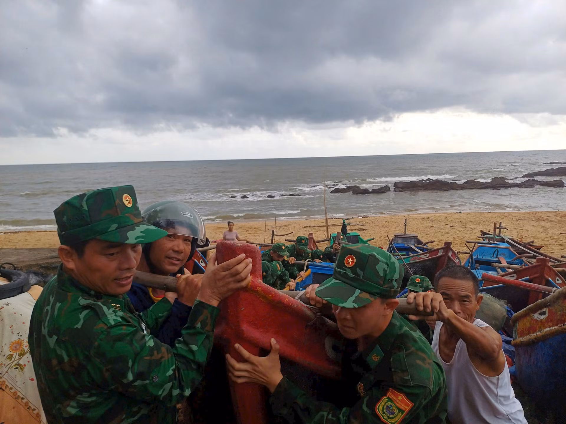 Di dời người dân khỏi vùng nguy hiểm trước khi bão số 4 đổ bộ vào đất liền -0
