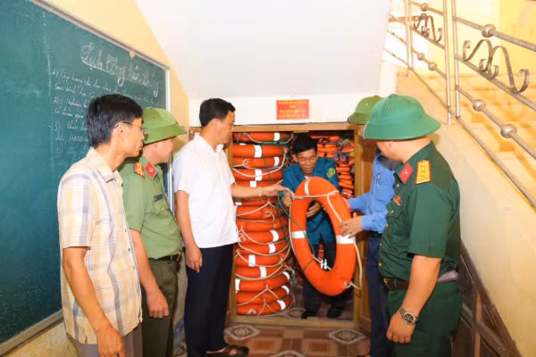Công an các tỉnh miền Trung khẩn trương giúp dân ứng phó với bão số 4 -0
