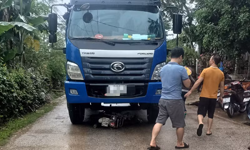 Trên đường đi học, 2 học sinh tử vong sau khi va chạm với xe tải