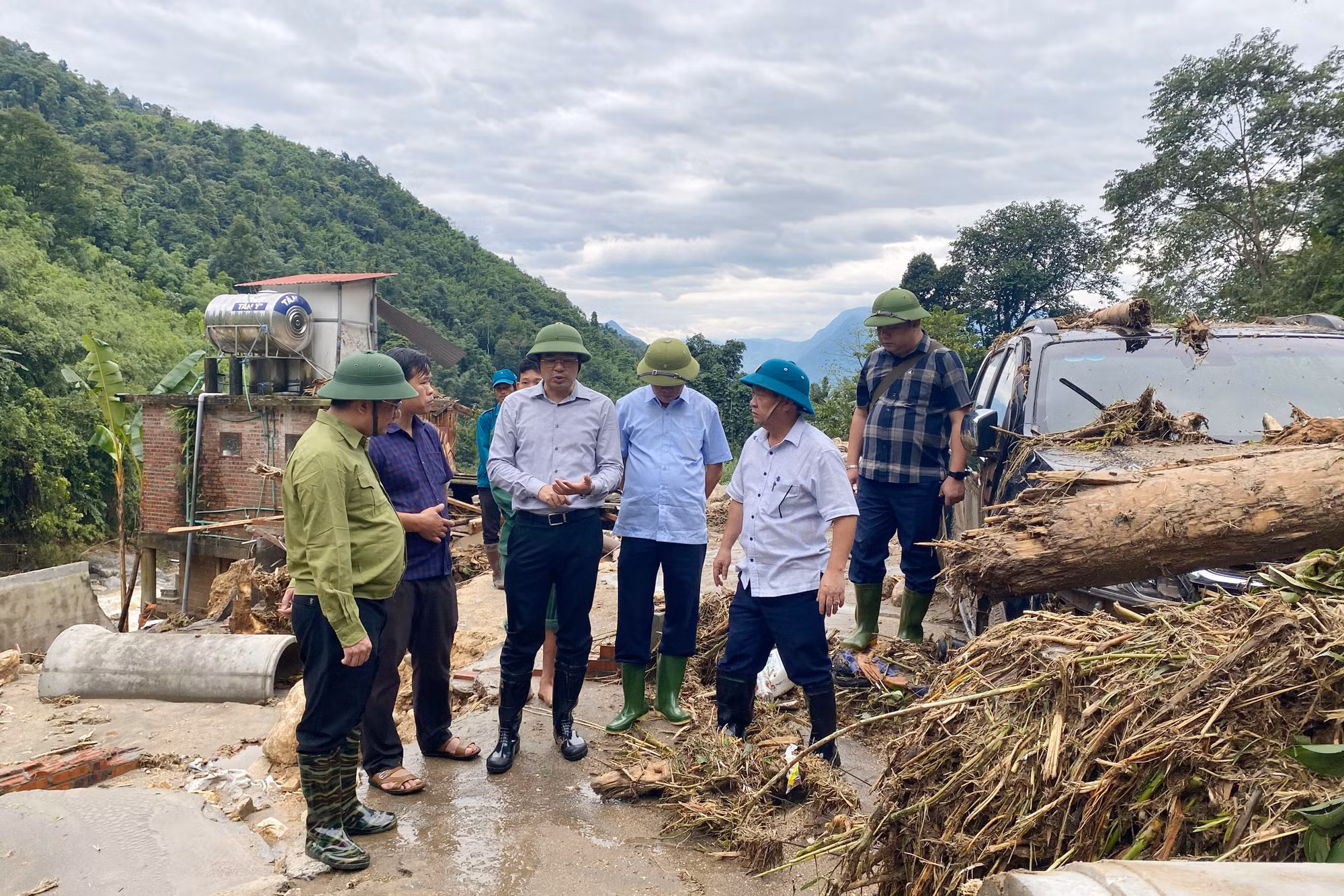 Huy động gần 200 CBCS tập trung cứu nạn -1