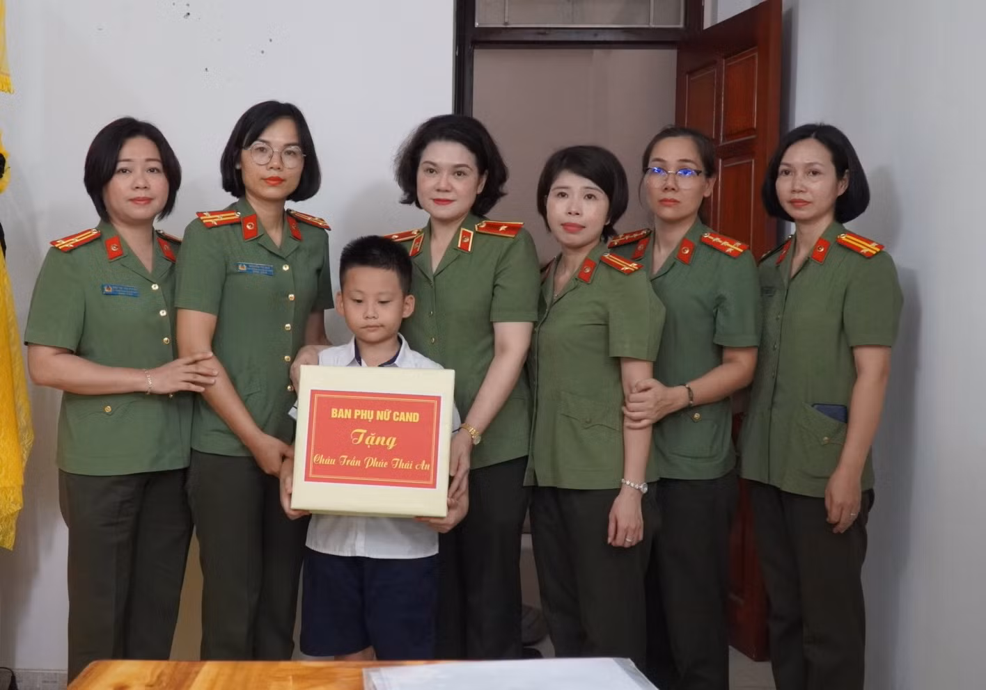Đỡ đầu học sinh mồ côi ngay đầu năm học mới -0