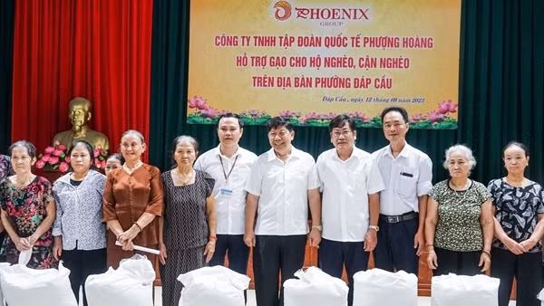 Tập đoàn Phượng Hoàng tặng quà bà con nghèo Đáp Cầu