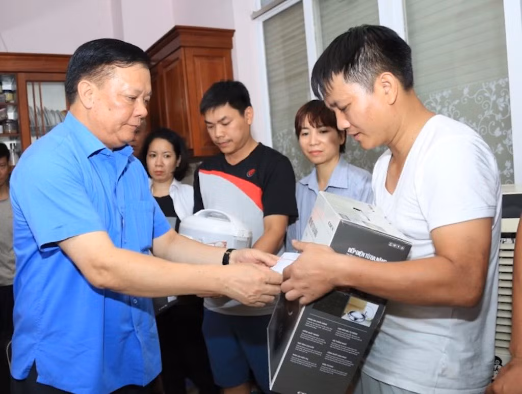 Bí thư Thành ủy Đinh Tiến Dũng thăm, động viên, trao hỗ trợ cho nạn nhân vụ cháy tại Thanh Xuân -1