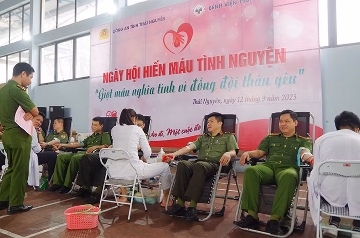 Hơn 600 cán bộ, chiến sĩ Công an Thái Nguyên tham gia hiến máu tình nguyện -0