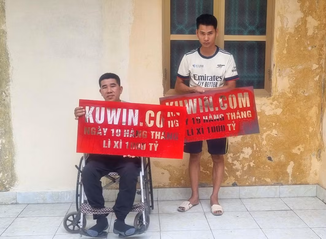 Hai đối tượng phun quảng cáo “lì xì 1000 tỷ” lên tường nhà dân -0