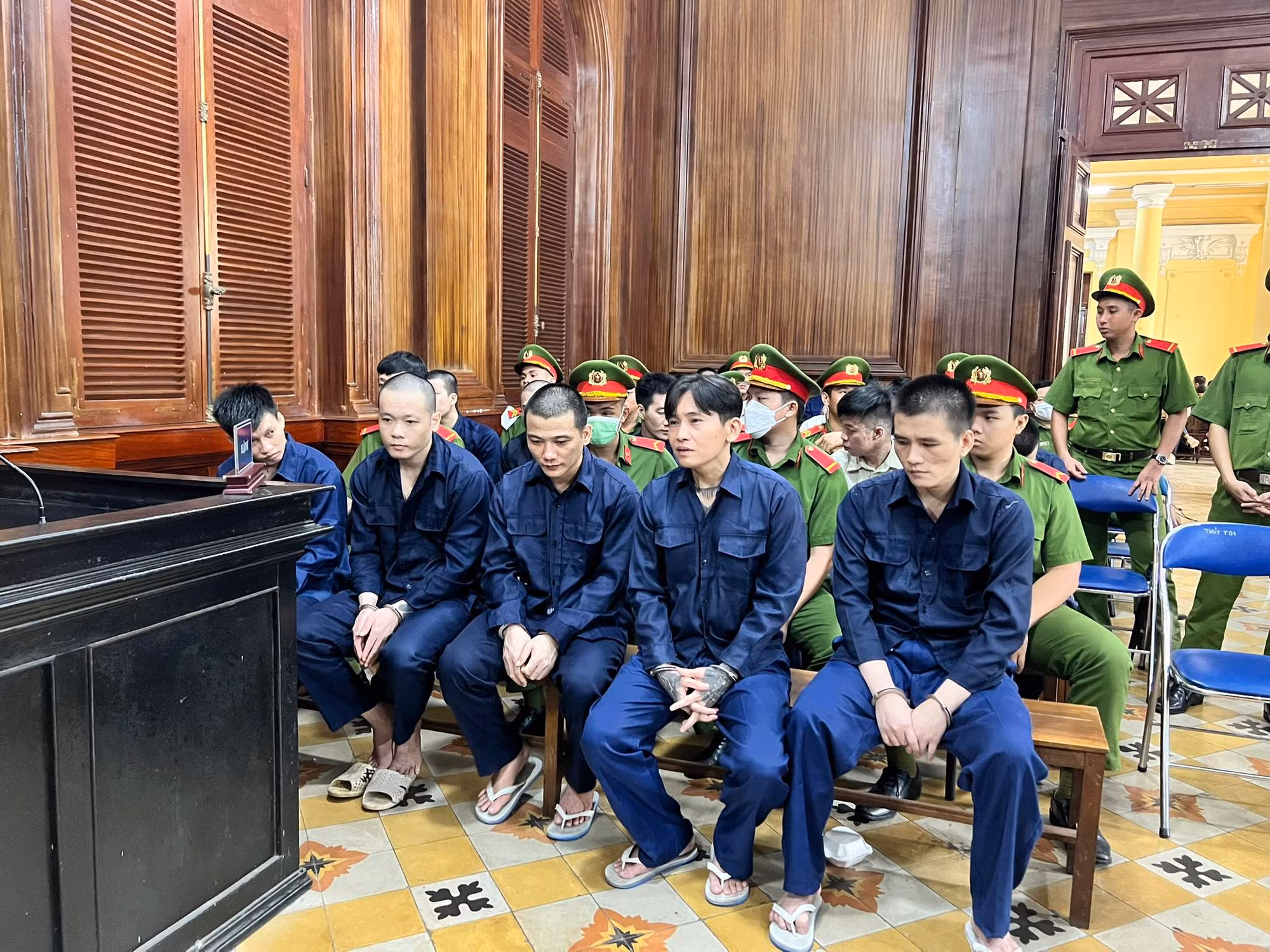 Xét xử băng nhóm “áo cam” đập phá quán ốc, gây náo loạn đường phố -0