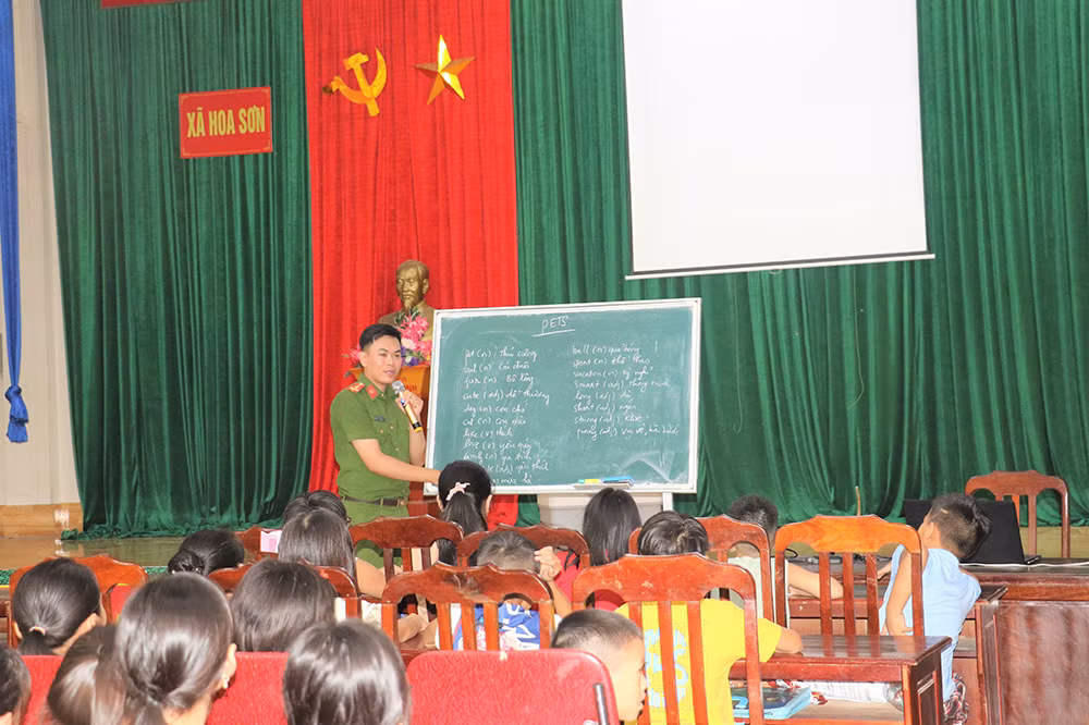 Ấn tượng về lớp học tiếng Anh miễn phí của Phó trưởng Công an xã -0