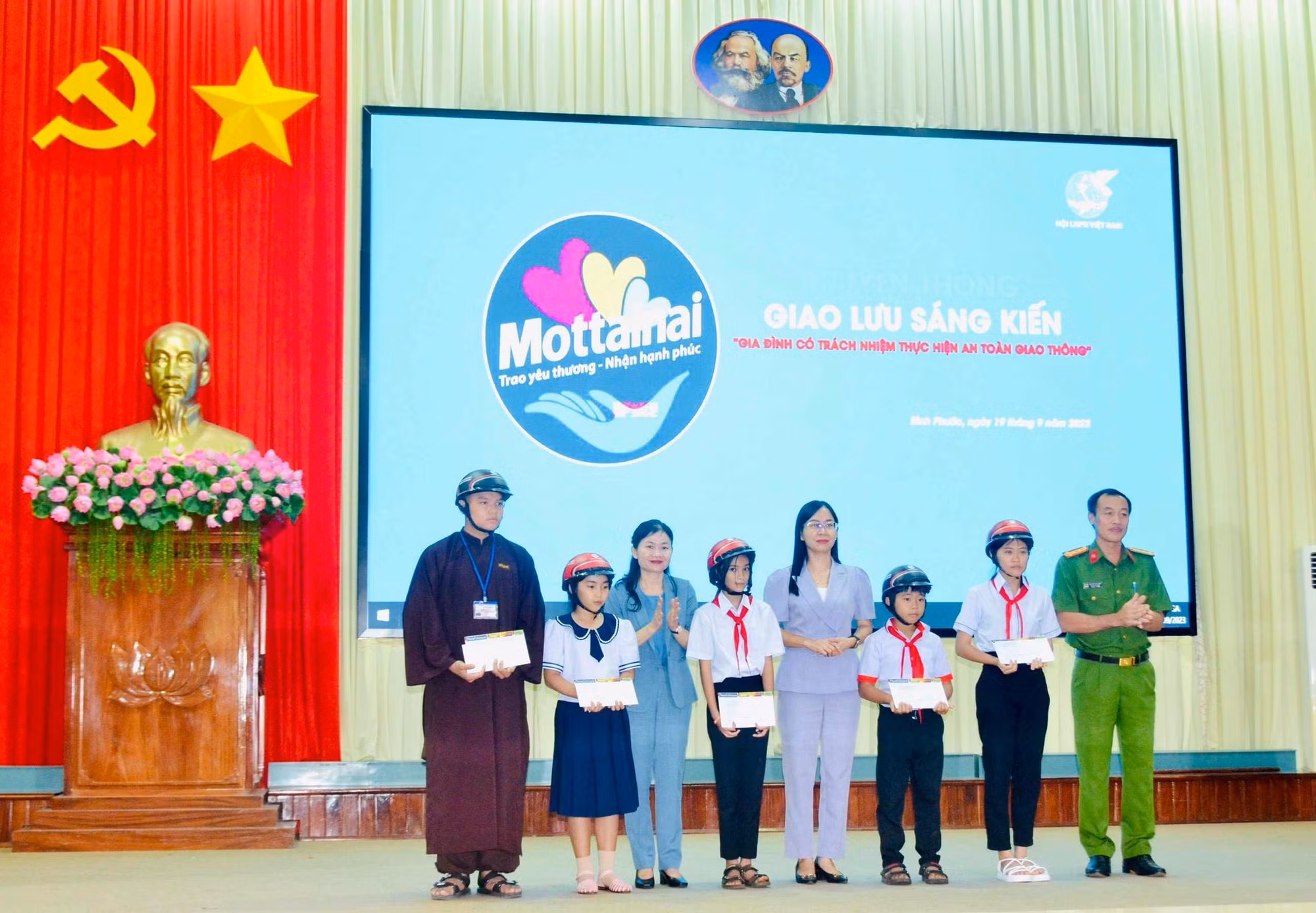 Chương trình “Gia đình có trách nhiệm thực hiện an toàn giao thông” -0