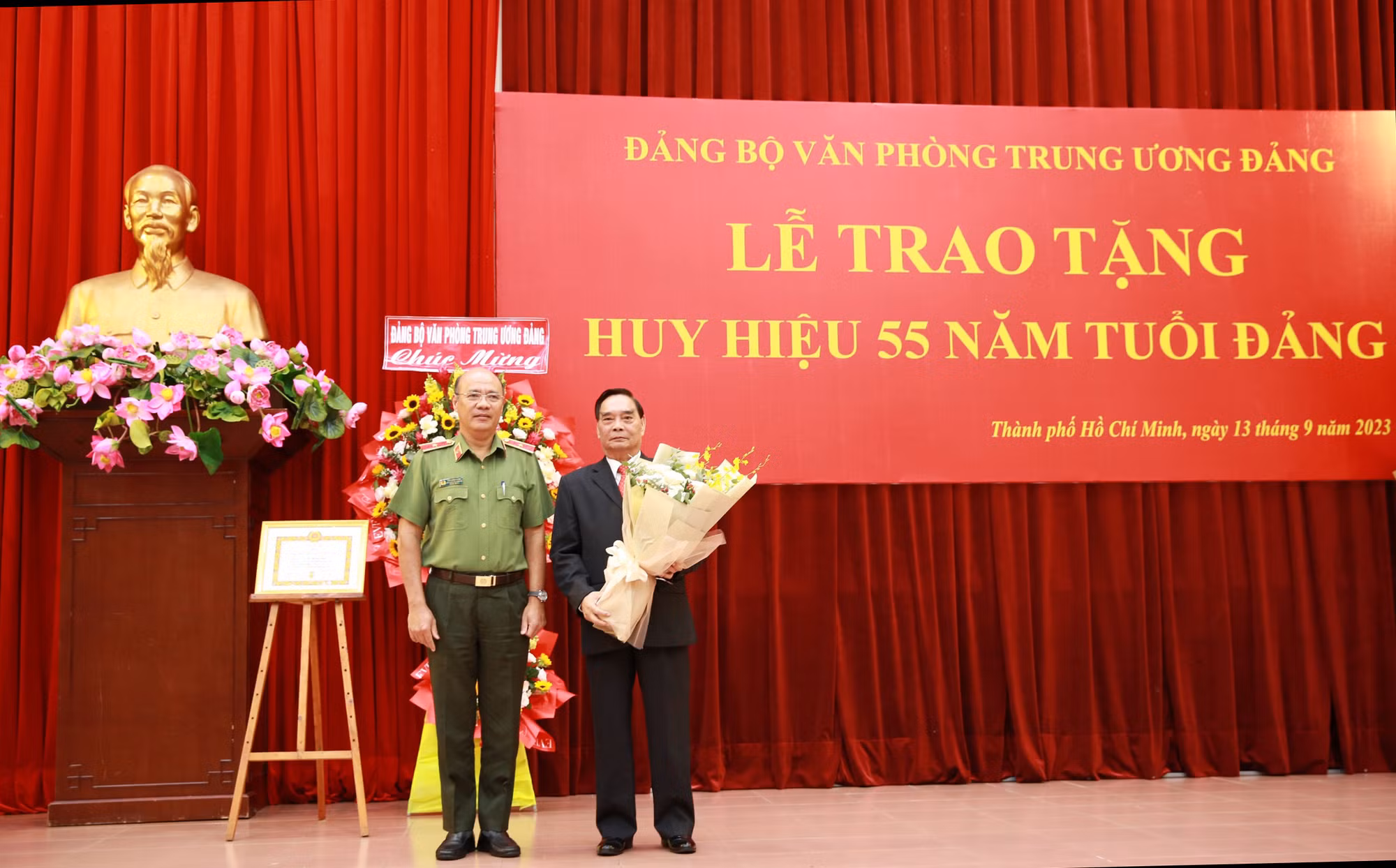 Đại tướng Lê Hồng Anh được trao tặng Huy hiệu 55 năm tuổi Đảng -0