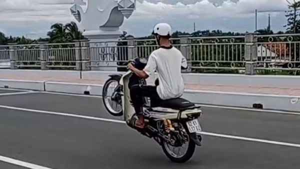 Bốc đầu xe quay phim câu like, cả cha và con đều bị phạt