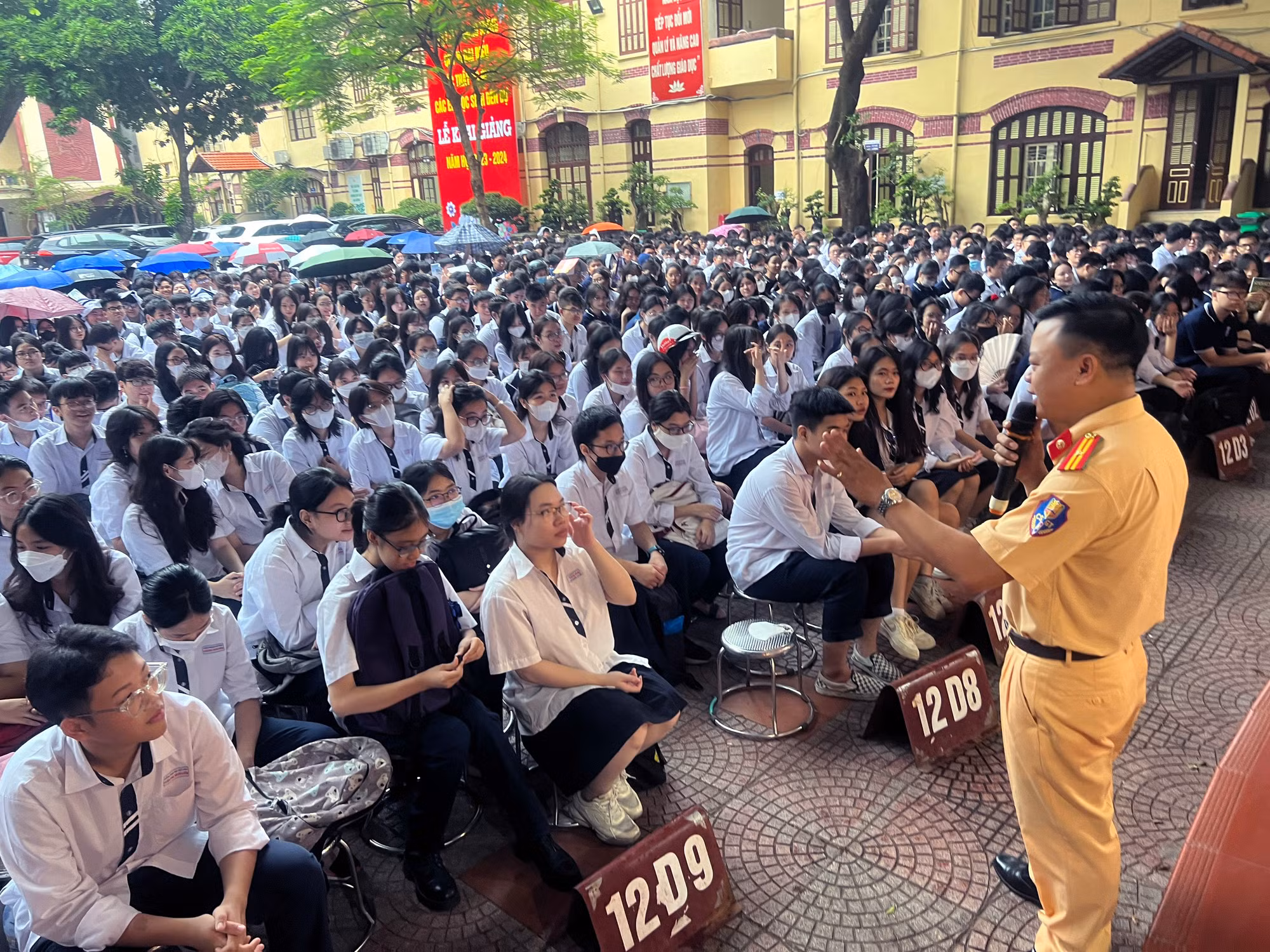 Học sinh Hà Nội háo hức nghe tuyên truyền an toàn giao thông -0