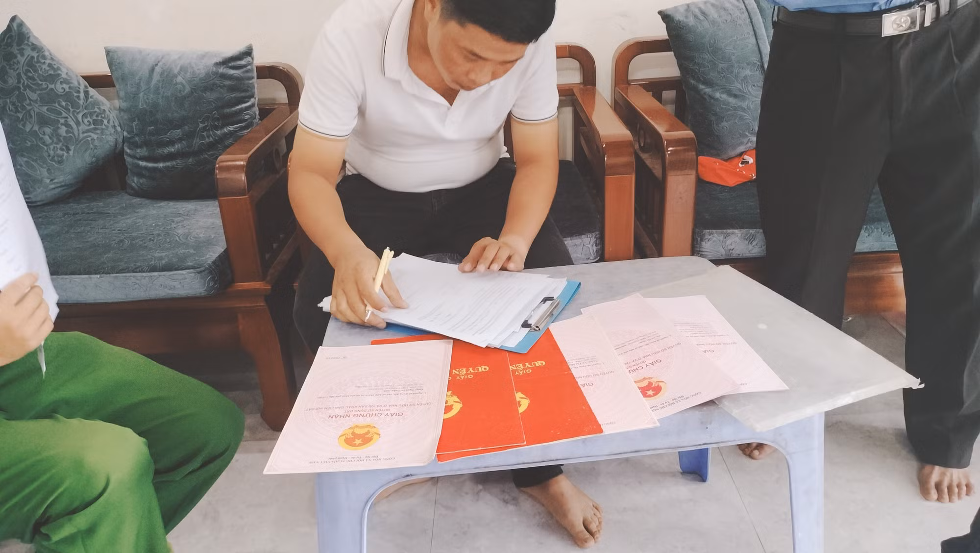 Lên mạng đặt làm sổ đỏ giả, cho hàng loạt nạn nhân sập bẫy mua tách thửa đất ngoại ô -1