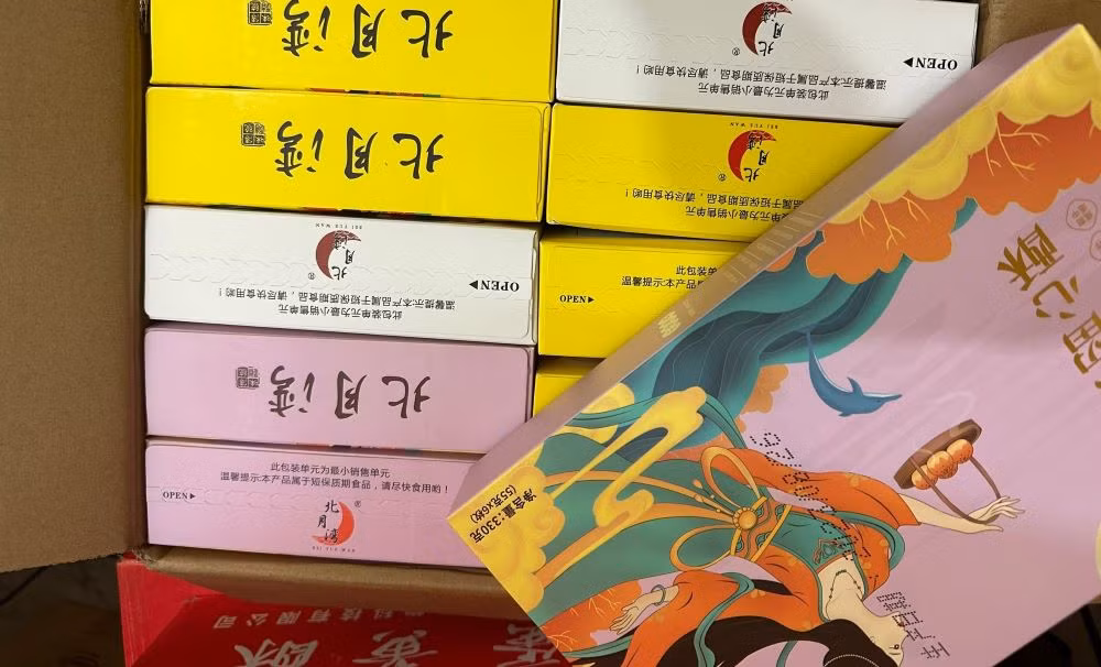 Liên tiếp phát hiện nhiều điểm kinh doanh bánh trung thu không rõ nguồn gốc, chất lượng -0