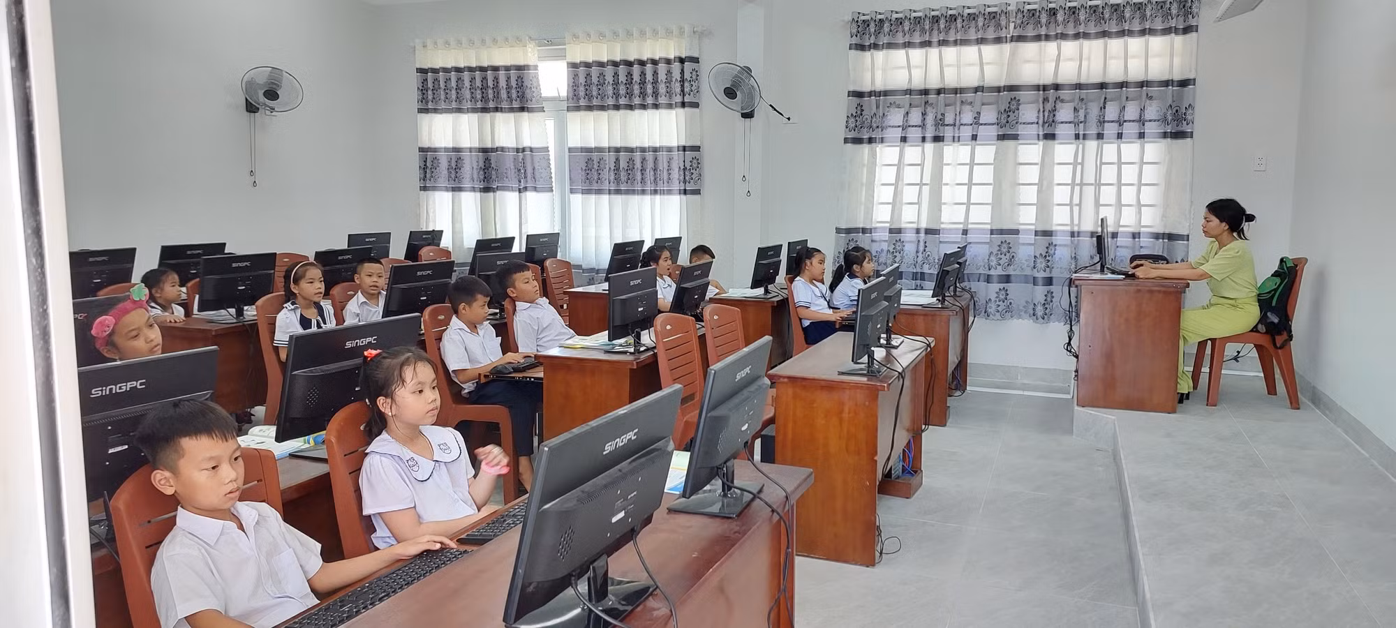 Phụ huynh thôn Nam Yên đã đồng thuận đưa học sinh đến điểm trường mới để học tập -0