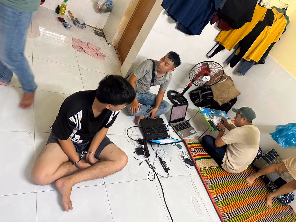 Thợ lắp máy “hack” camera trong phòng ngủ lấy clip nóng tống tiền chủ nhà -0