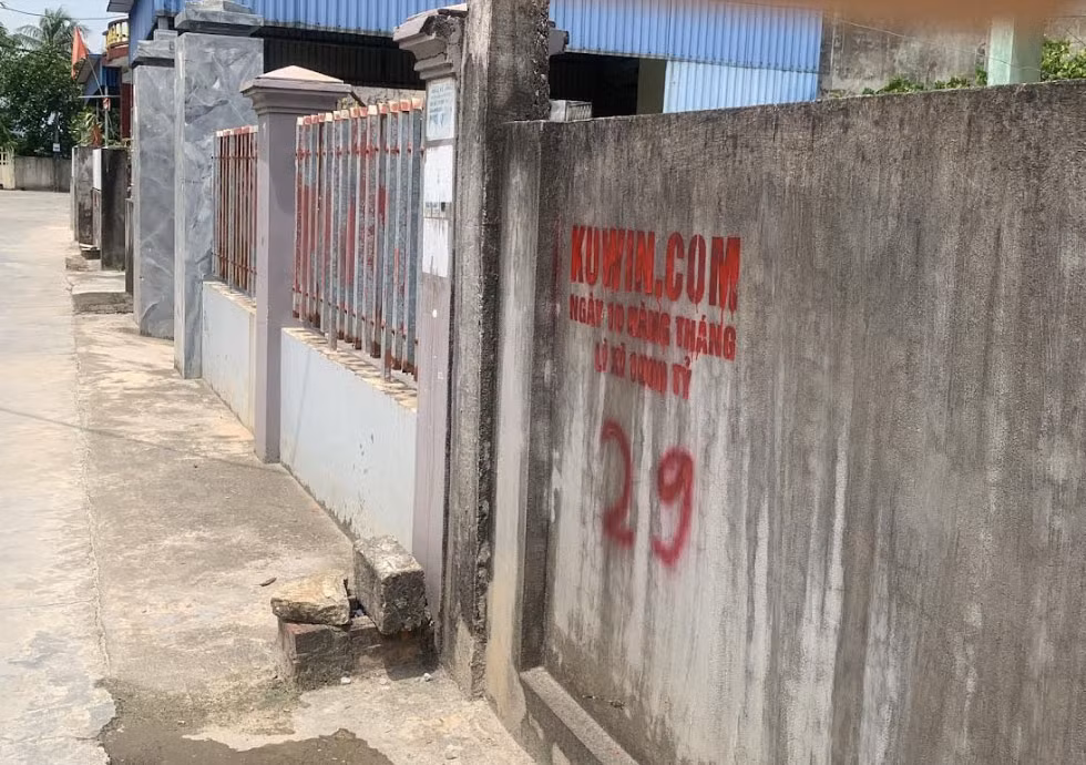 Hai đối tượng phun quảng cáo “lì xì 1000 tỷ” lên tường nhà dân -0