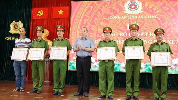 Khen thưởng lực lượng truy bắt hung thủ và vinh danh người dân cứu cháu bé bị ném xuống sông