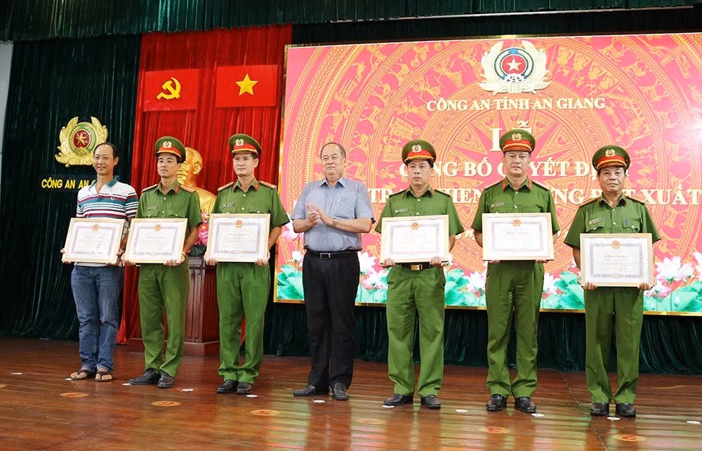 Khen thưởng lực lượng truy bắt nhanh hung thủ và vinh danh người dân dũng cảm cứu cháu bé -0
