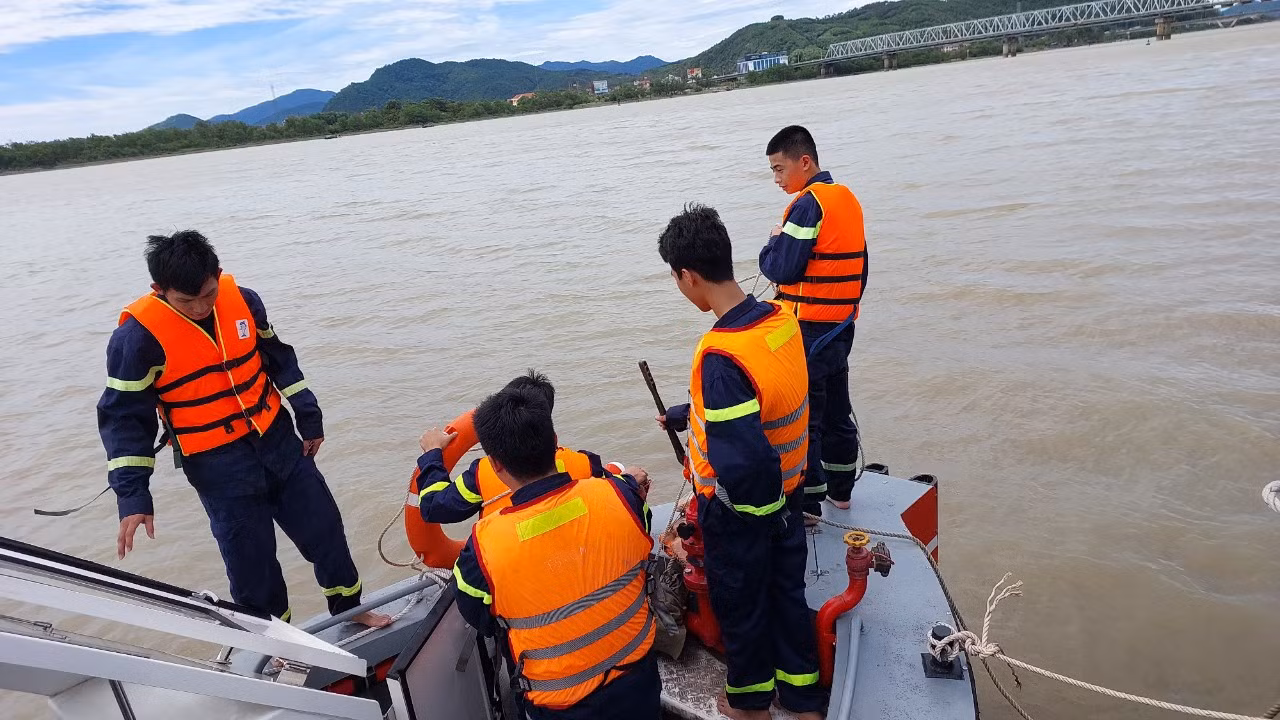 Những người lính cứu nạn, cứu hộ trên sông -0
