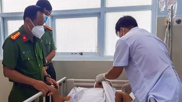Thăm hỏi Trưởng Công an xã bị thương khi làm nhiệm vụ