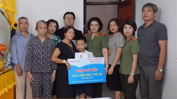 Đỡ đầu trẻ em mồ côi bước vào năm học mới
