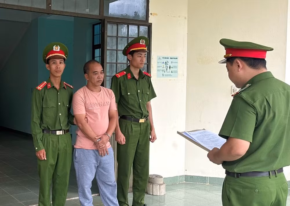 Thuê xe ô tô tự lái rồi mang đi cầm cố để đánh bạc -0