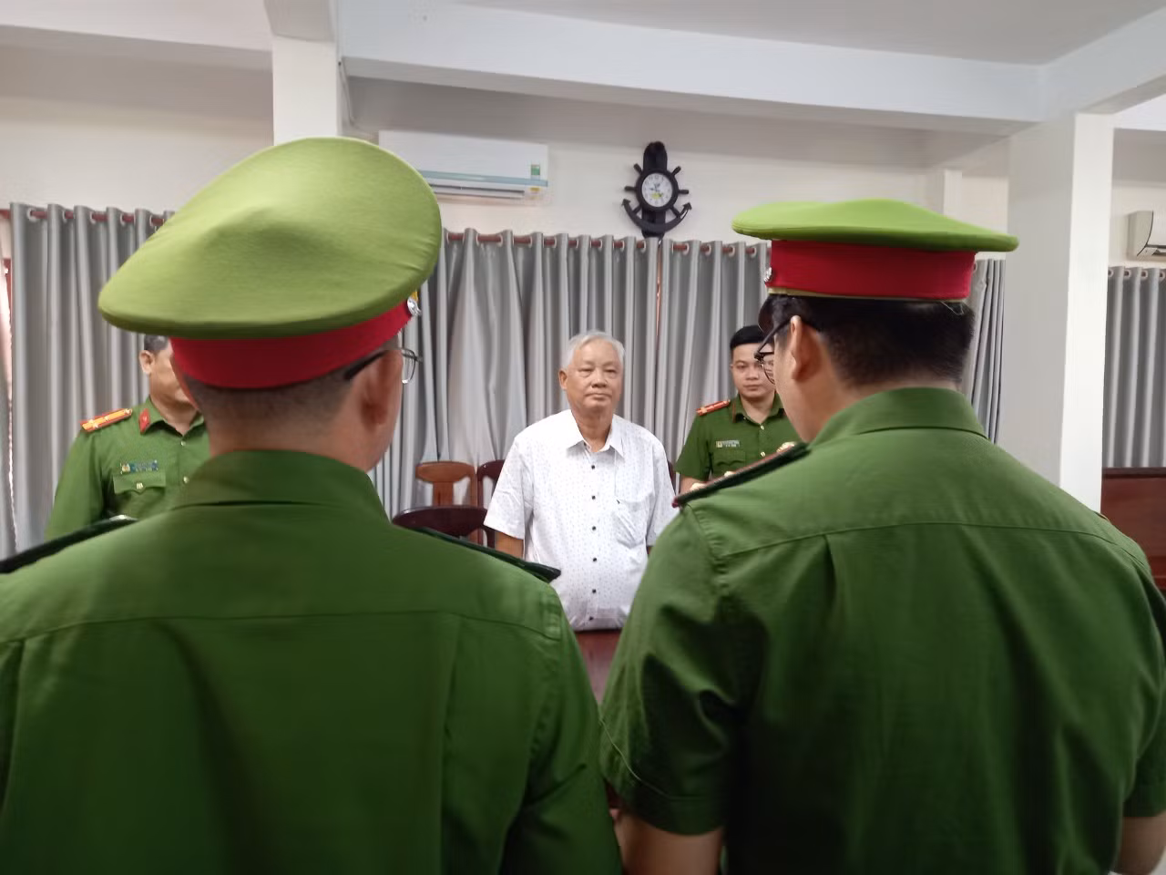  Tống đạt quyết định khởi tố cựu Chủ tịch UBND tỉnh Phú Yên -0