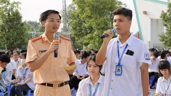 Gần 1.200 học sinh&nbsp;tham gia sinh hoạt về ATGT