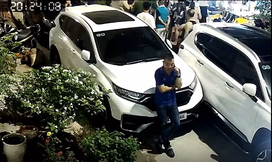 Truy tìm nhóm côn đồ ngang nhiên hành hung trọng thương người giữa phố -0
