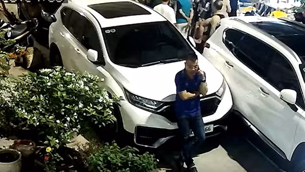 Truy tìm nhóm côn đồ ngang nhiên hành hung người giữa phố