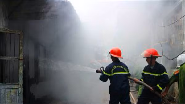 Dập tắt vụ cháy cửa hàng bán đồ chơi trẻ em ở trung tâm Đà Nẵng