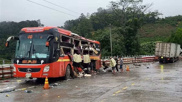 Xe khách va chạm xe tải trên đèo Lò Xo, 6 người thương vong