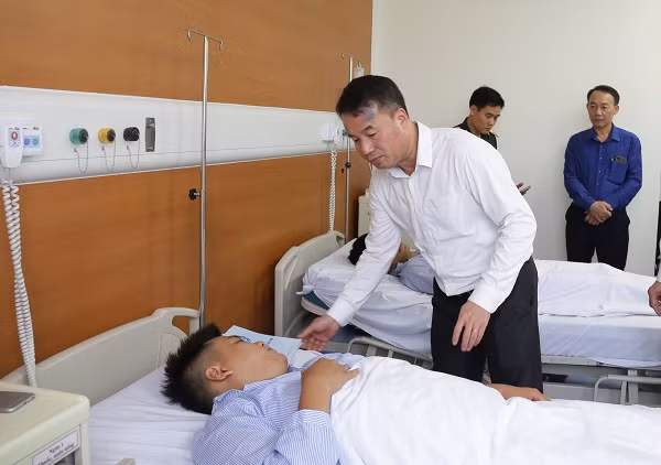Lãnh đạo BHXH Việt Nam thăm hỏi, hỗ trợ người bị thương trong vụ cháy chung cư mini tại Hà Nội -0