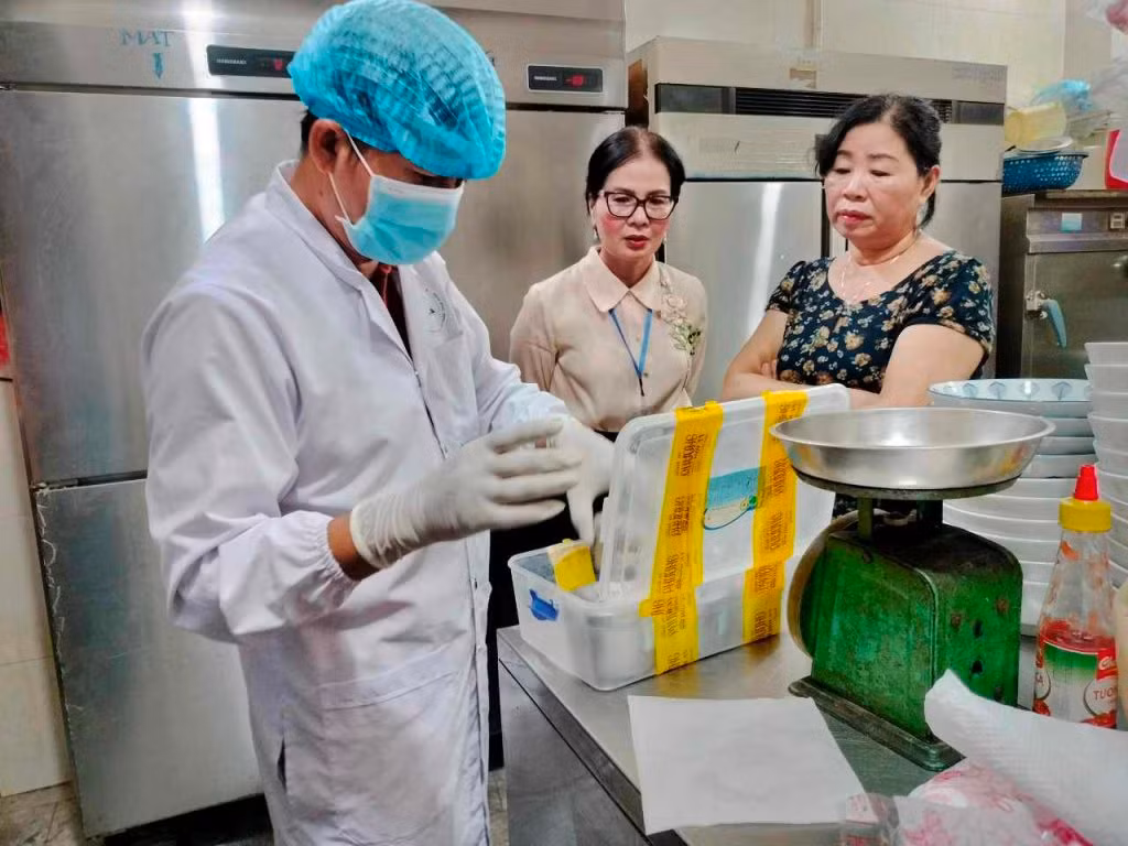 31 du khách nghi ngộ độc thực phẩm khi ăn bánh mì Phượng nổi tiếng tại Hội An -2