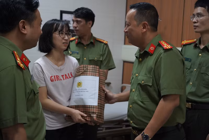 Công an TP Hà Nội thăm hỏi, động viên chiến sỹ bị thương trong khi làm nhiệm vụ -0