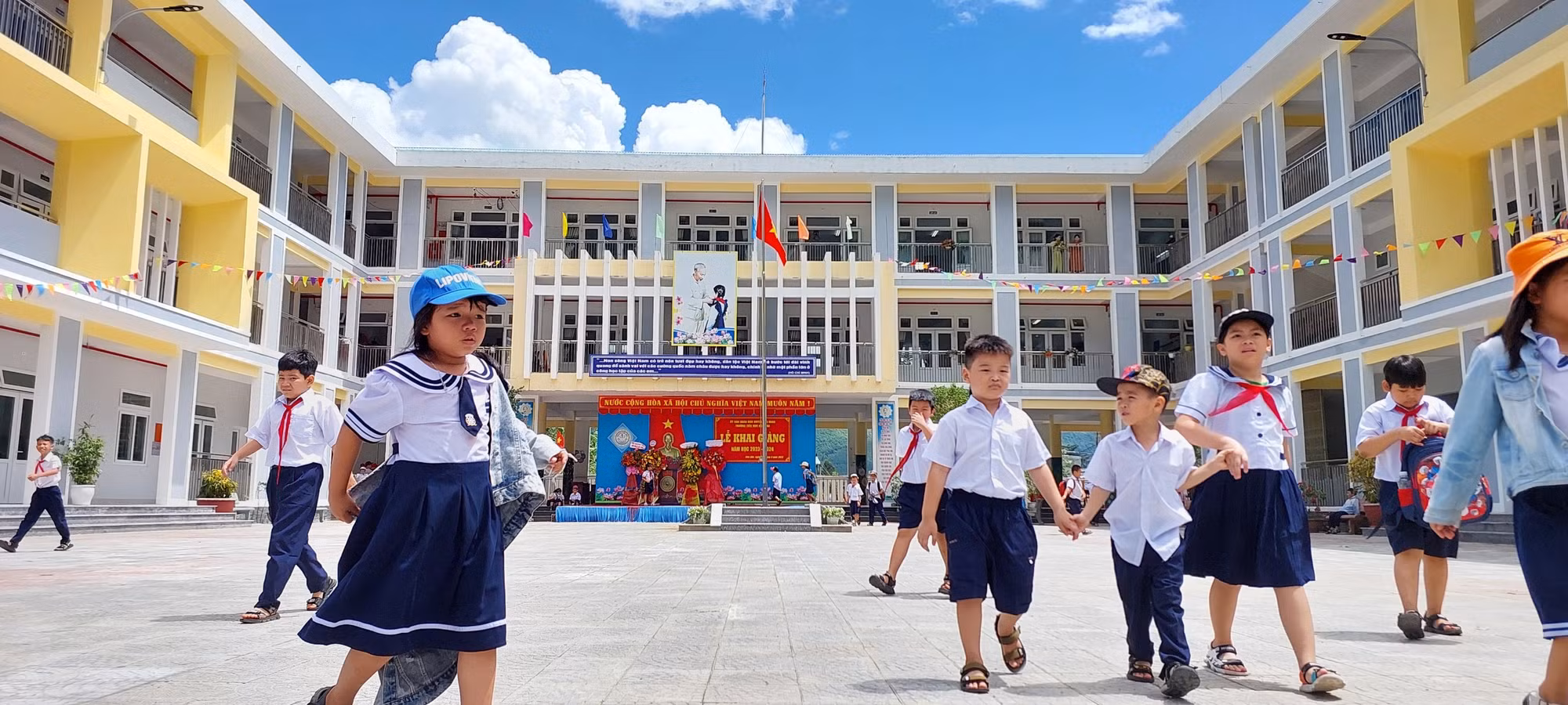 Phụ huynh thôn Nam Yên đã đồng thuận đưa học sinh đến điểm trường mới để học tập -0