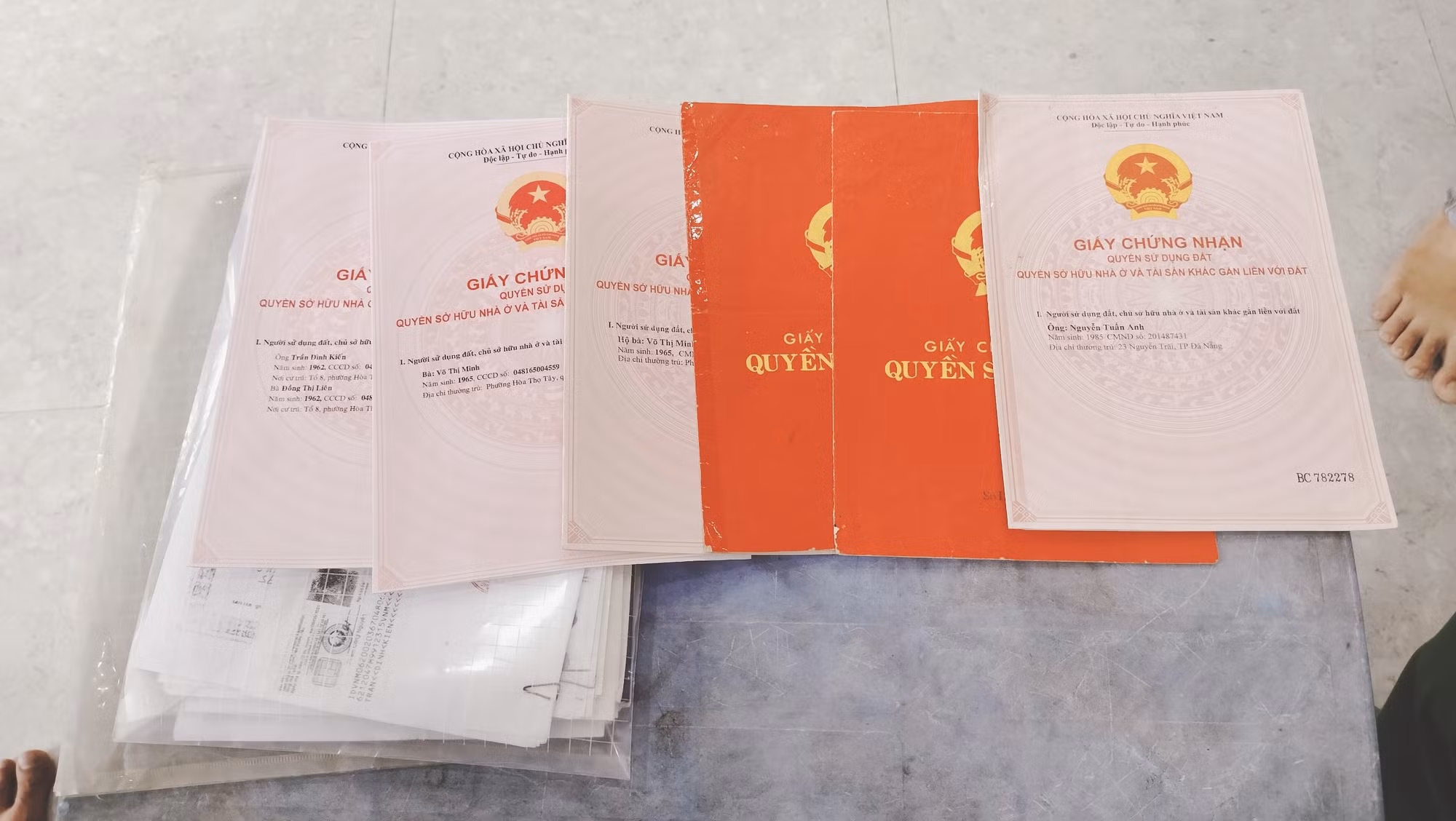 Lên mạng đặt làm sổ đỏ giả, cho hàng loạt nạn nhân sập bẫy mua tách thửa đất ngoại ô -0