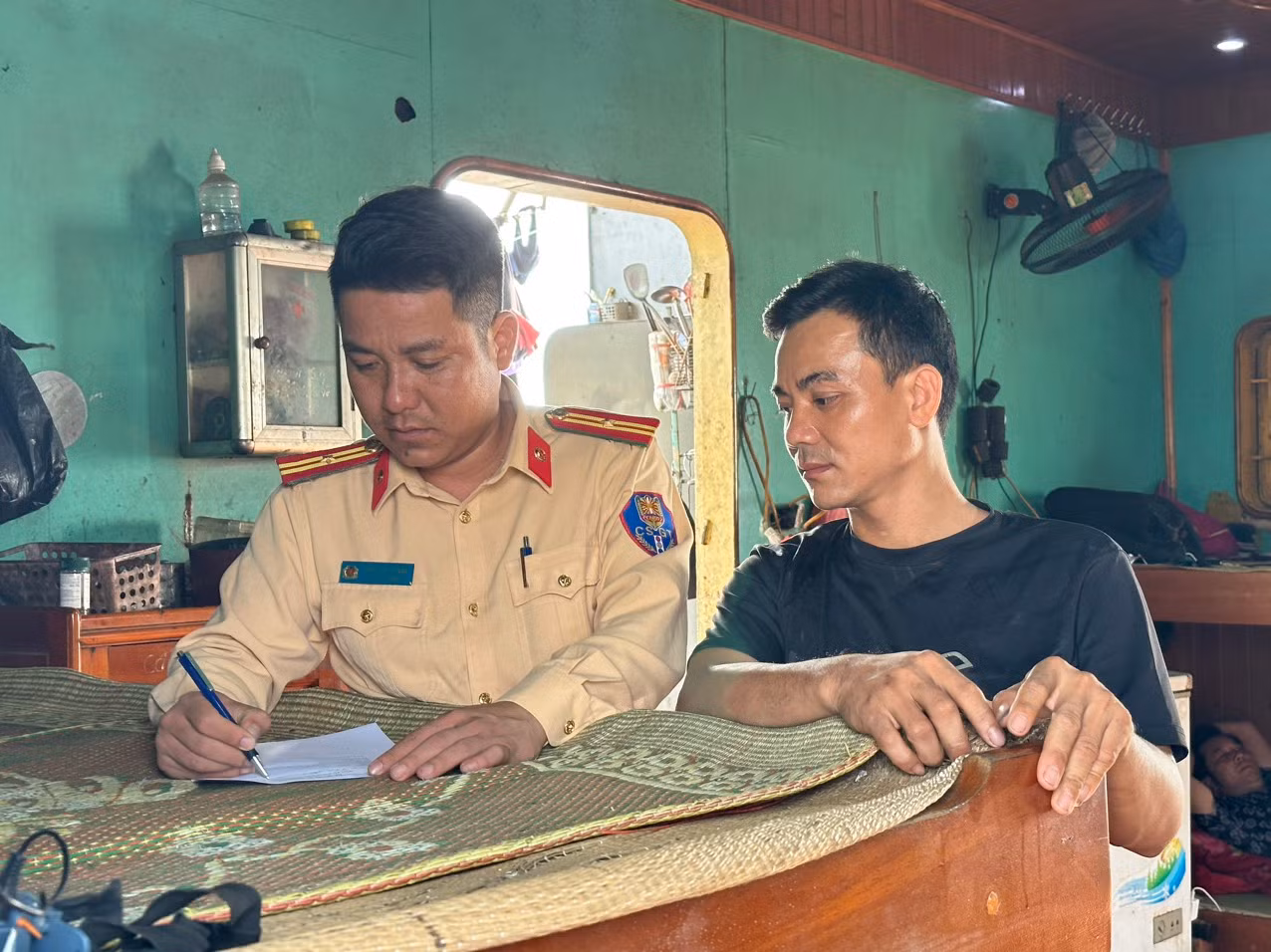 Cục CSGT bắt giữ 4 phương tiện bơm hút cát trái phép -0
