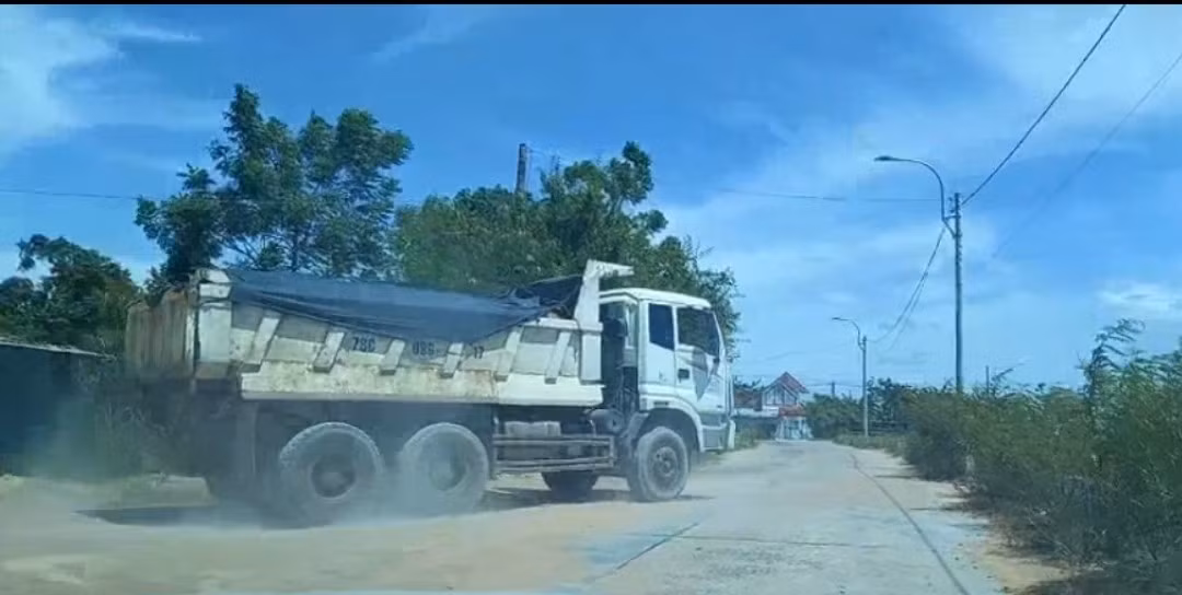  Có lệnh đóng cửa mỏ hơn hai tháng vẫn múc cát dưới sông chở đi nơi khác -0