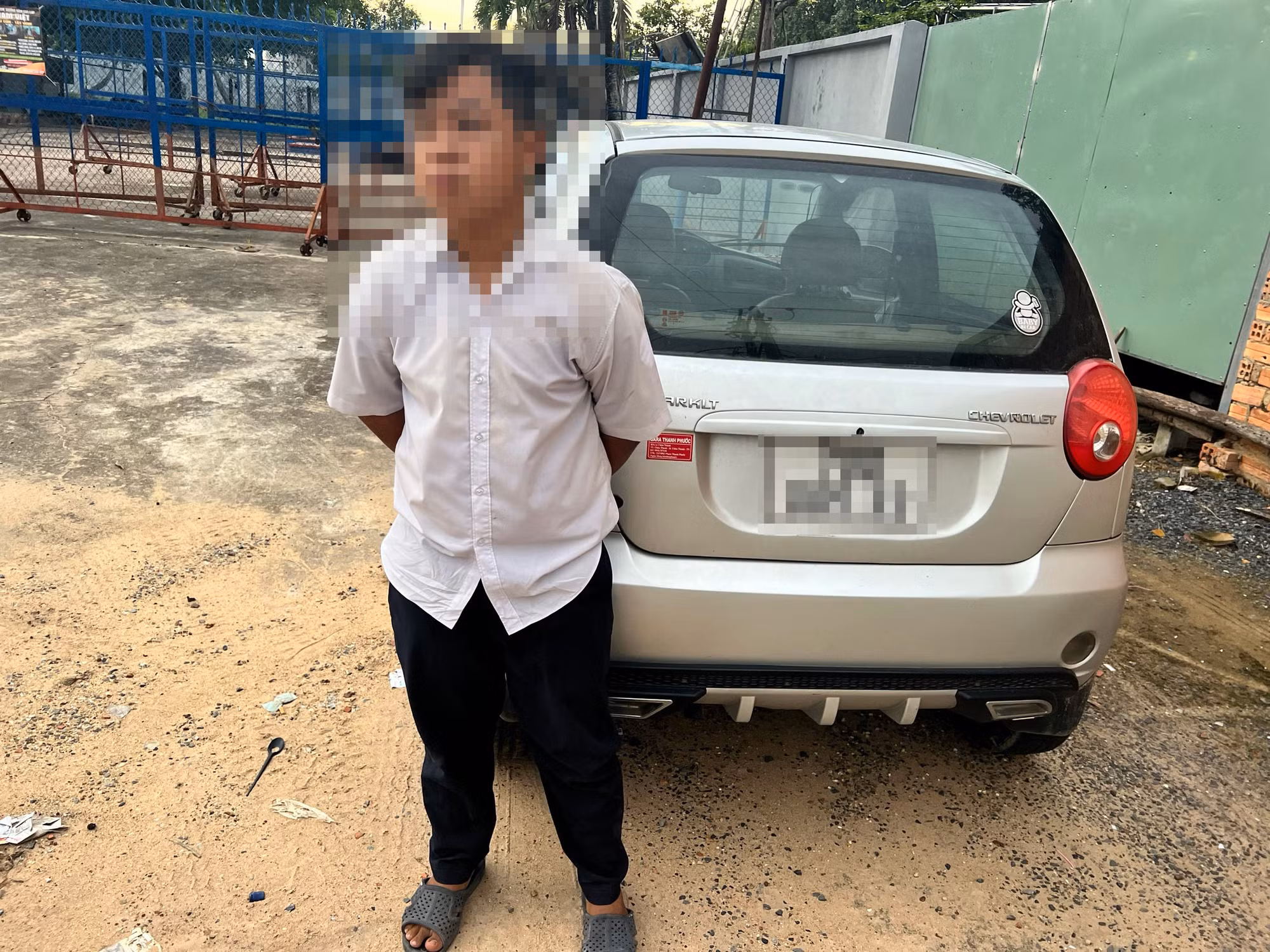 p.đ.t cùng chiếc xe điều khiển.jpg -0