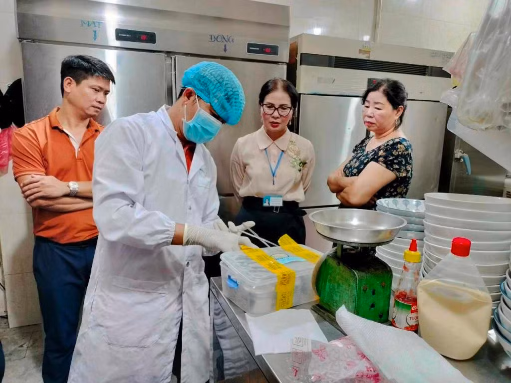 31 du khách nghi ngộ độc thực phẩm khi ăn bánh mì Phượng nổi tiếng tại Hội An -0