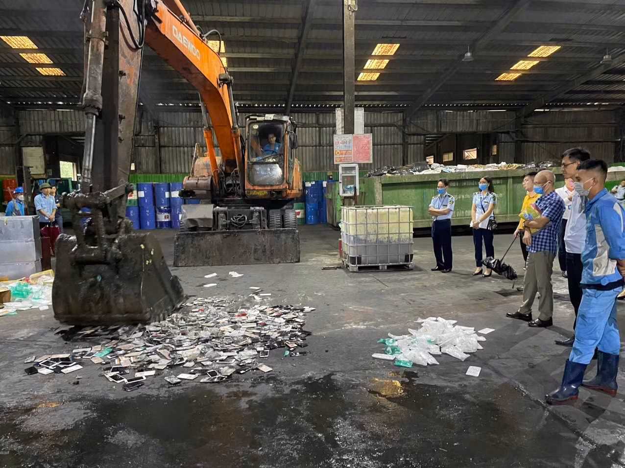 Tiêu hủy lô hàng hóa vi phạm trị giá gần 2 tỷ đồng -0