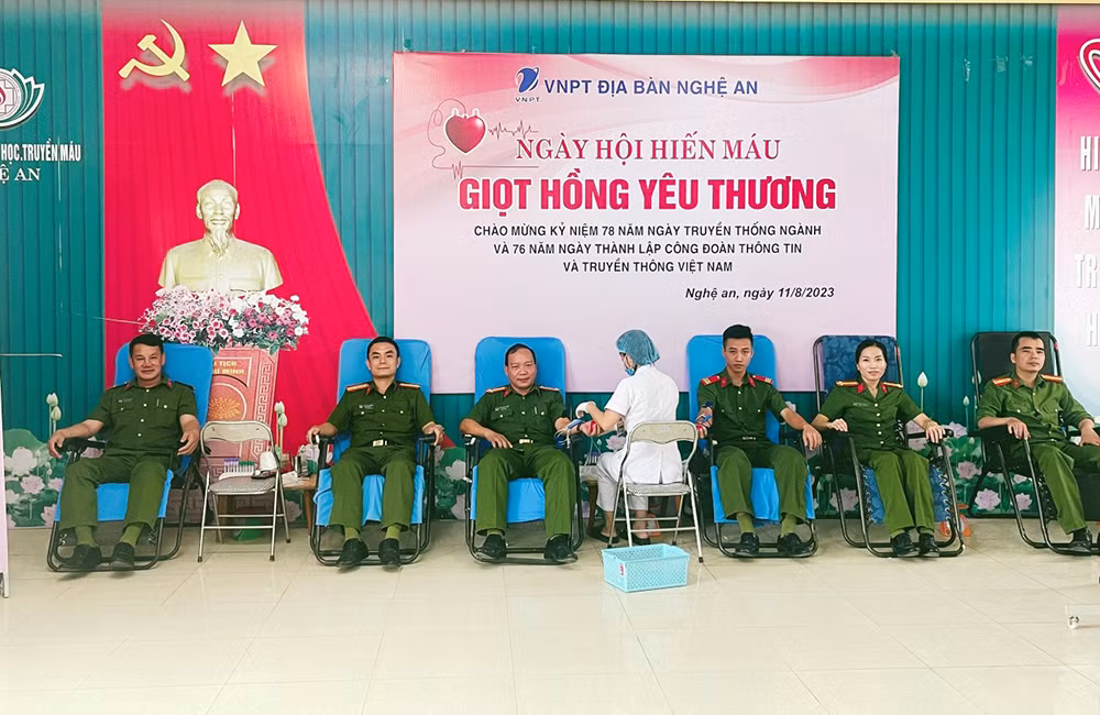 7 CBCS Công an cùng lúc tham gia hiến máu cứu người -0