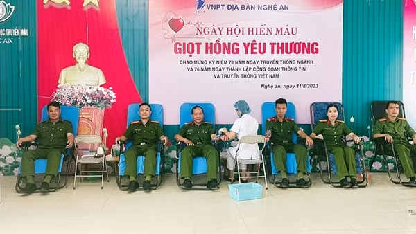 Bảy CBCS Công an Nghệ An cùng lúc hiến máu cứu người